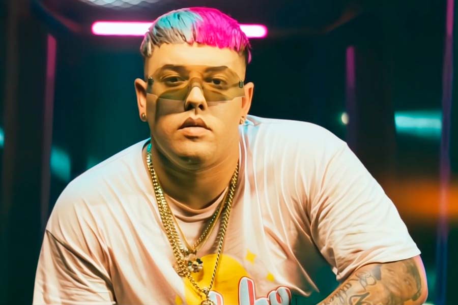 Mawell corona Osha con dos santos y pide "recuperar su puesto en el mundo laboral"