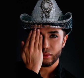 Fedro lanza “QUE LE DIGO”, un tema de regional mexicano que le canta al amor prohibido sin filtros