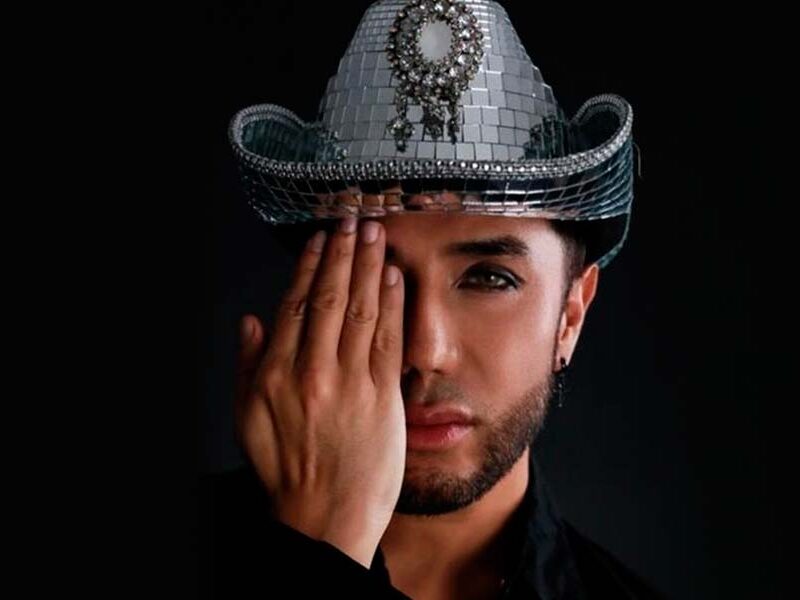 Fedro lanza “QUE LE DIGO”, un tema de regional mexicano que le canta al amor prohibido sin filtros